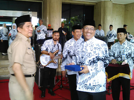 Pencarian PGRI Kalbar - Persatuan Guru Republik Indonesia Cabang Kalbar